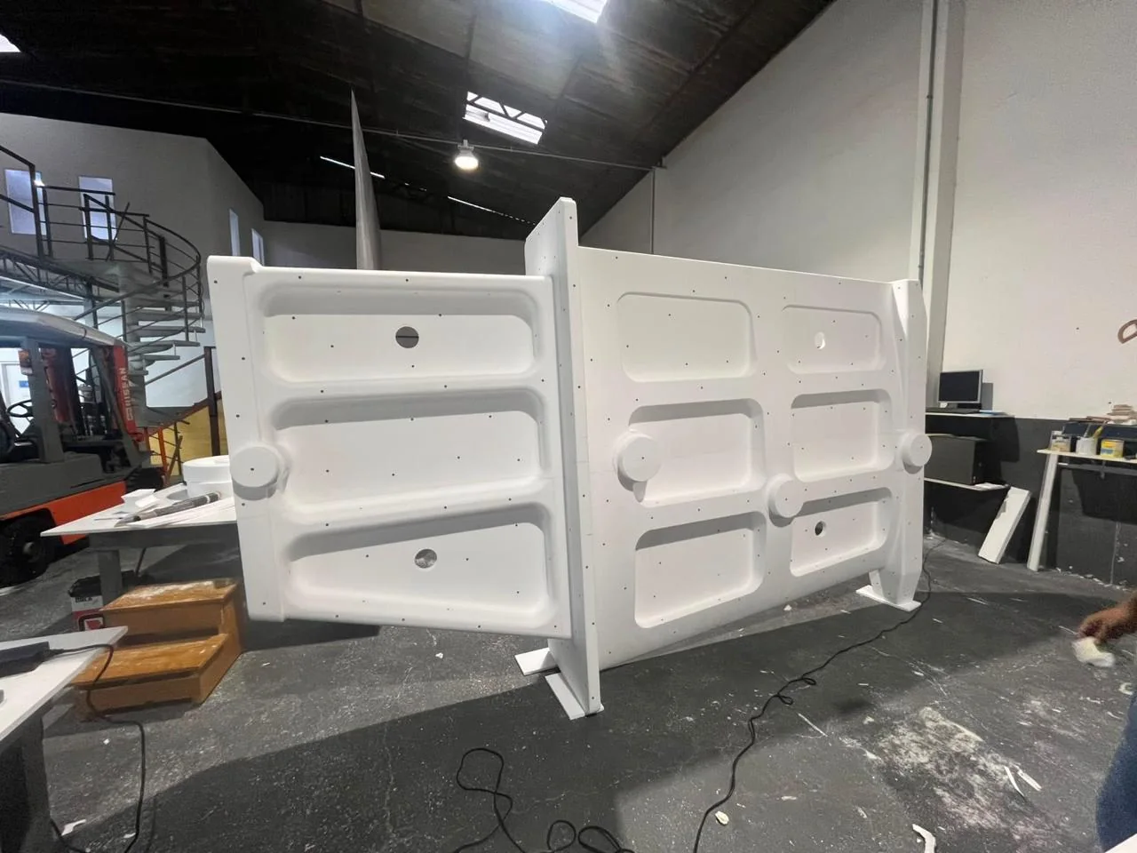 Molde de grande porte em EPS para termoformagem de painel veicular, no galpão da Moldtec