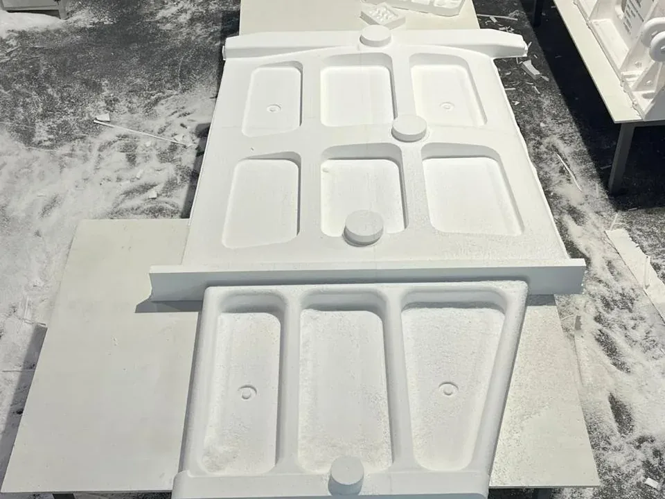 Moldes de grande porte em EPS sobre as bancadas do galpão da Moldtec
